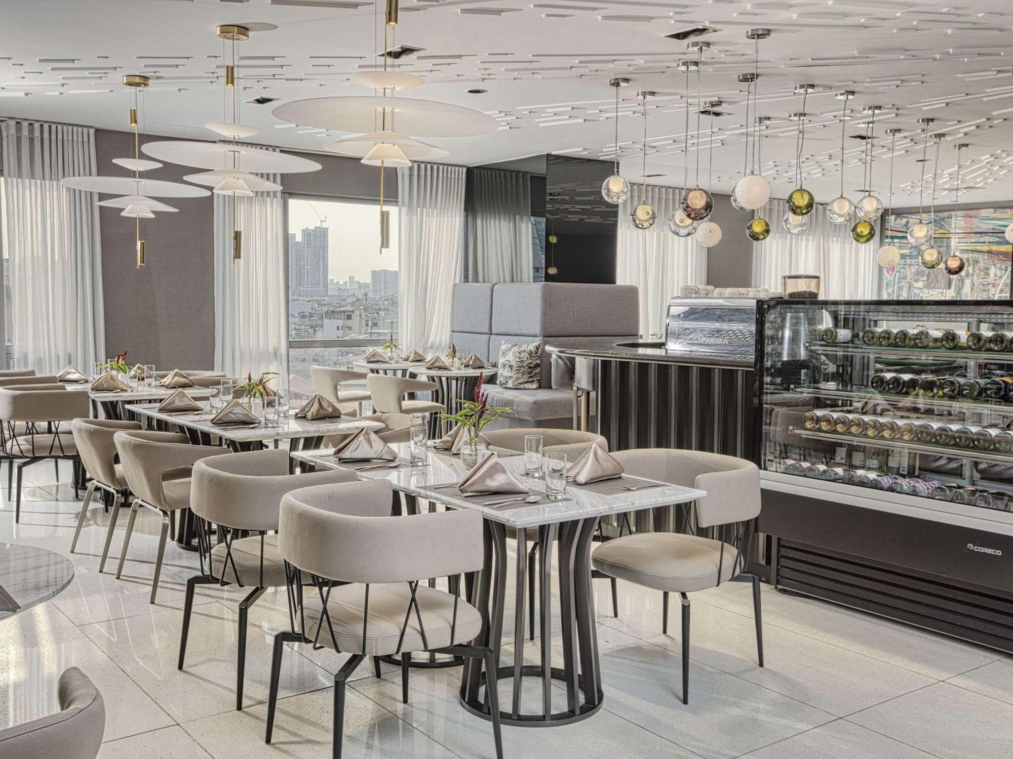 Novotel Suites Manila At Acqua Mandaluyong Exterior photo