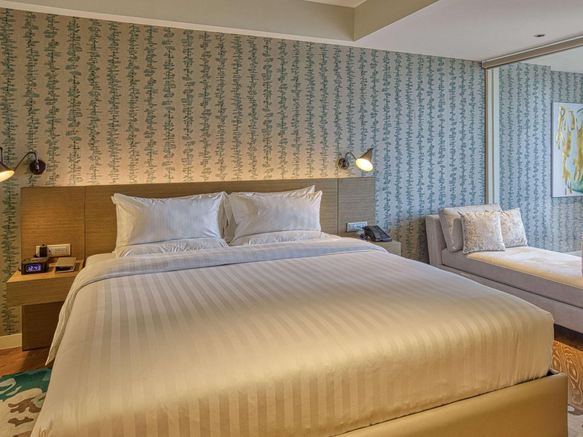 Novotel Suites Manila At Acqua Mandaluyong Exterior photo